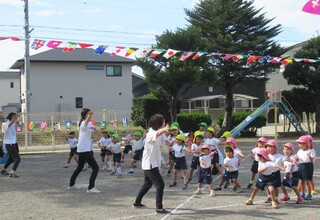 準備体操をみんなでしています