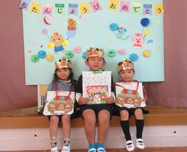 プレゼントもらって嬉しそうな誕生児3人