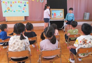 みどり組さんの紙芝居に見入っています