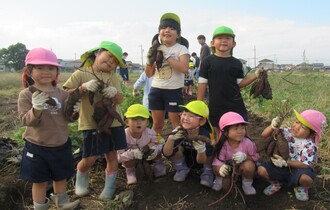 たくさん掘れて満足そうな子どもたち