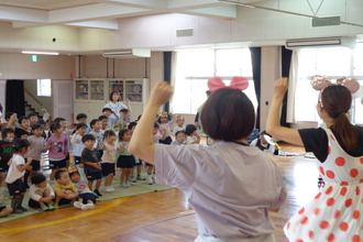 踊りを踊る園児たち