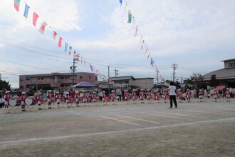 鼓隊演奏をする年長児