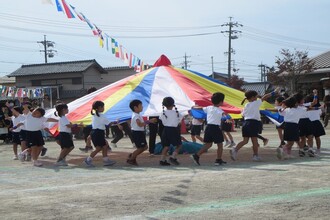 パラバルーンで表現する年中児