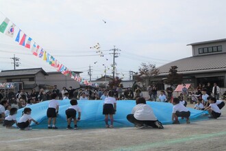 パラバルーンで表現する年中児