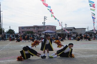 組体操をする年長児