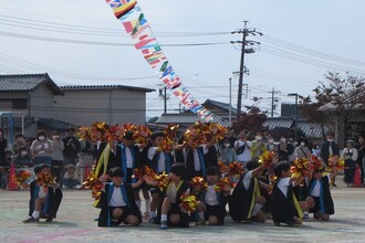 演技最後のポーズを決めている年長児