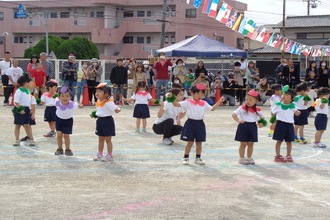 ダンスを踊る年少児