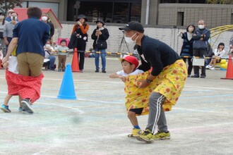 親子競技をしている年少組親子