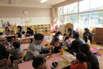 芋汁の昼食を食べる親子