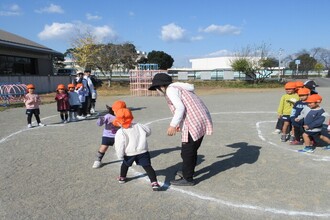 中学生と一緒に遊んでいる年中児