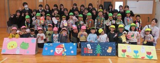 福祉部のお姉さん・お兄さん、幼稚園のみんなで記念撮影