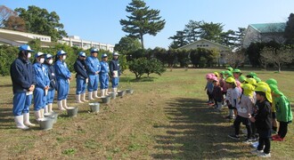 高校生のお兄さんお姉さんに挨拶しています