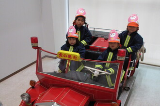 写真：ミニ消防車に乗っている年中児