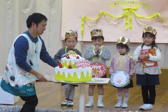 写真：お誕生日ケーキを持ってきた教師