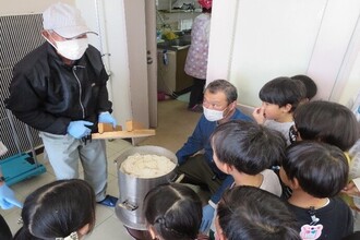 写真：もち米が炊けるところを見ている子供たち