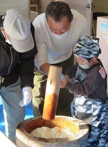 写真：餅をついている年長児