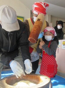 写真：餅をついている年長児