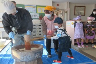 写真：お餅をつく年長児