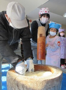 写真：お餅をつく年中さん