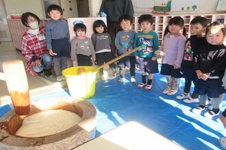 写真：餅つきを見ている年少児