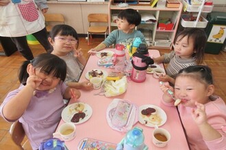 写真：お餅を食べている年少児