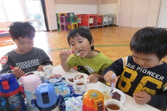 写真：お餅を食べている年中児