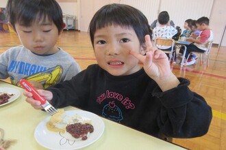 写真：お餅を食べている年中児