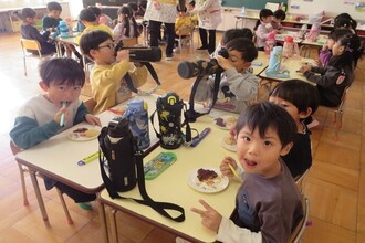 写真：お餅を食べている年長児