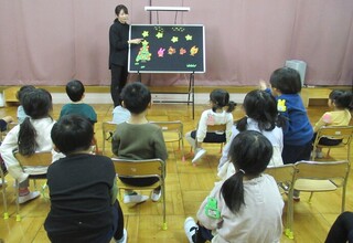 ブラックシアターを見ている子どもたち