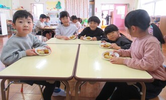 お皿にのったクッキーとパウンドケーキを見て嬉しそうな子どもたち