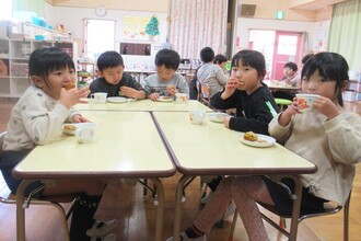 クッキーとパウンドケーキを食べてお茶を飲んでいる子どもたち