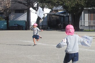 写真：たこあげをする年長児