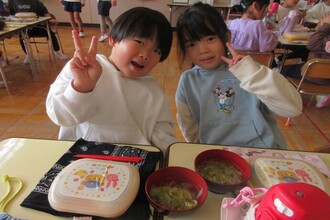 写真：スープを食べる前の年長児