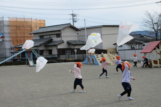 写真：たこあげをする年中児