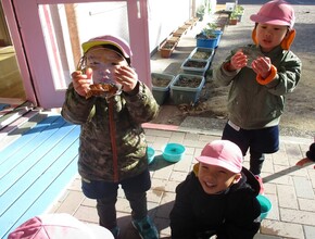 氷ができていて大喜びのもも組の子どもたち