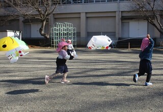 たこが少しあがり嬉しそうに走るもも組さん