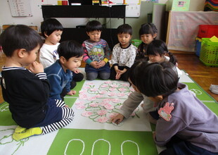 もも組のみんなでカード遊び