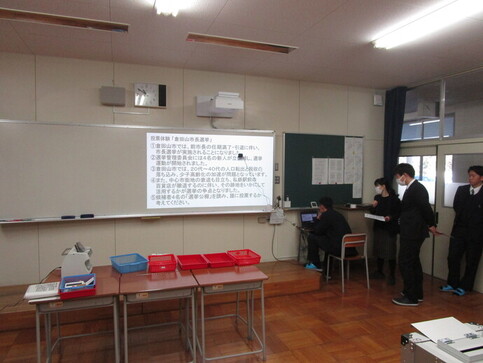 「倉田山市長選挙」についてプロジェクターを使って説明しているの写真