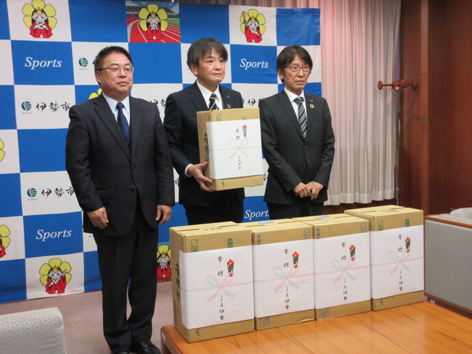 伊勢市選手団への飲料水贈呈の様子