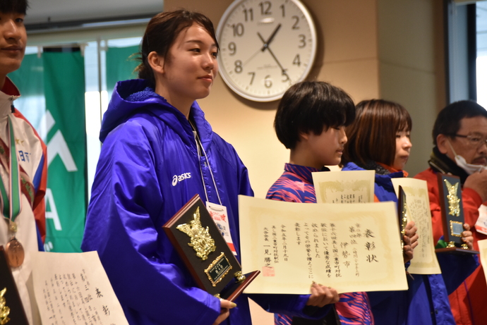 選手団代表　倉野加奈さん　受賞の様子