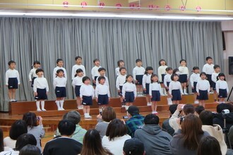 『とんでったバナナ』『明日は晴れる』を歌う年中児