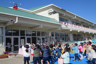 写真：餅を拾おうとする年長児