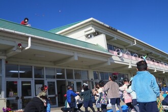 写真：お菓子を拾おうとする年長児