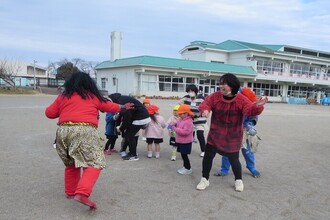 写真：鬼に捕まる園長先生