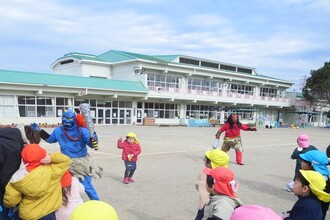 写真：幼稚園にやってきた赤鬼と青鬼