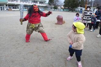 写真：鬼と向かい合う年少児