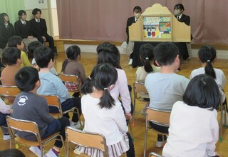 SDGsの紙芝居を学生さんに読んでもらっています