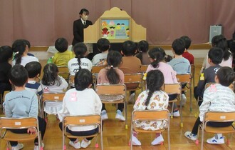 紙芝居に見入っている子どもたち