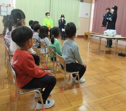 腹話術で交通安全を学んでいます