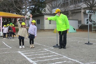 横断歩道を渡る前に手をあげています